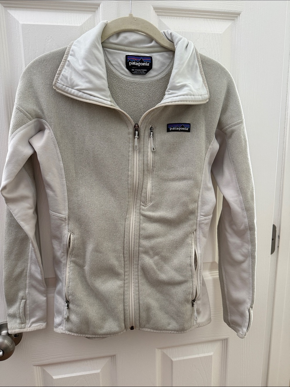 Patagonia Women's Light Gray and White Full-Zip Fleece Jacket - Neutral Two-Tone